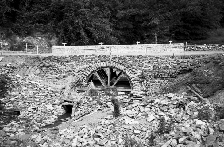 Ombret-Rawsa. Pont sur la route de Yernée-Fraineux.