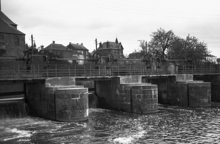 Solre-sur-Sambre. Barrage sur la Sambre.