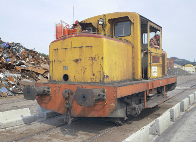 Dampremy. Activités industrielles sur le site du port autonome de Charleroi.