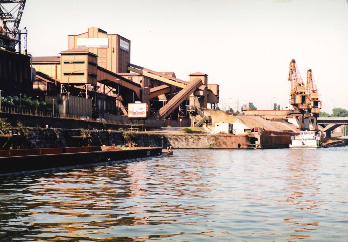 Seraing. Ougrée. Cockerill. Quai de chargement et de déchargement. Grue.