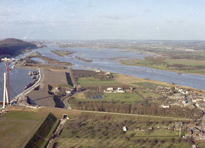 Argenteau. La Meuse en crue.