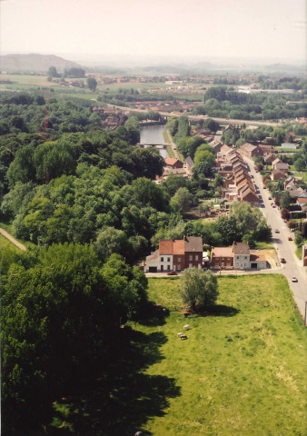 Canal du centre. Ouvrages d'arts et vieux ascenseurs sur l'ancien canal.