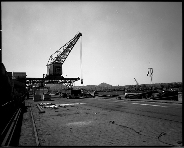 Liège. Vues de l'Île Monsin et du port pétrolier.