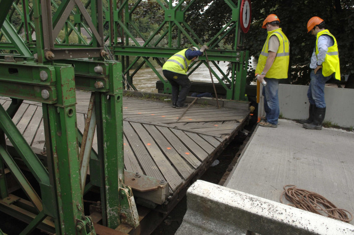Esneux. Construction du pont provisoire de Tilff.