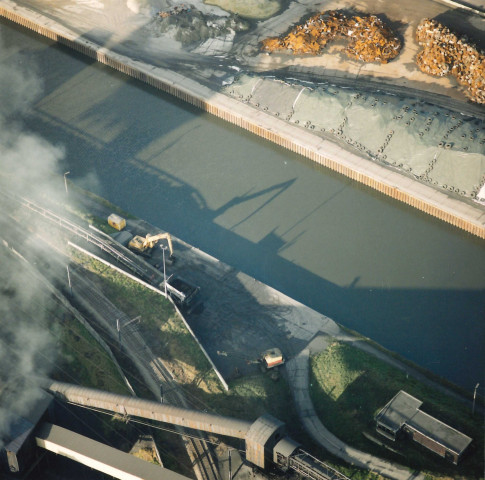 Charleroi. Dampremy. Zone portuaire. Quai de déchargement sur le canal Charleroi-Bruxelles.