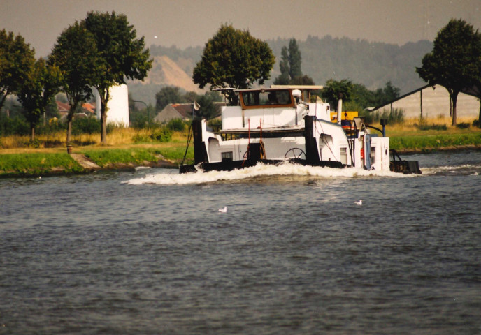 Oupeye. Hermalle-sous-Argenteau. Infrastructures et activités de la Meuse.