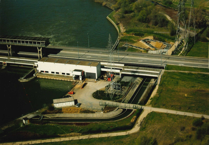 Visé. Lixhe. Echelle à poissons au barrage électrique.