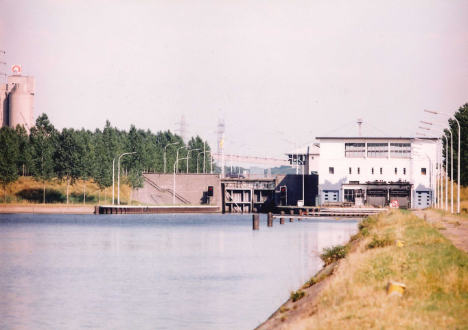 Mons. Obourg. Canal du Centre. Cimenterie.
