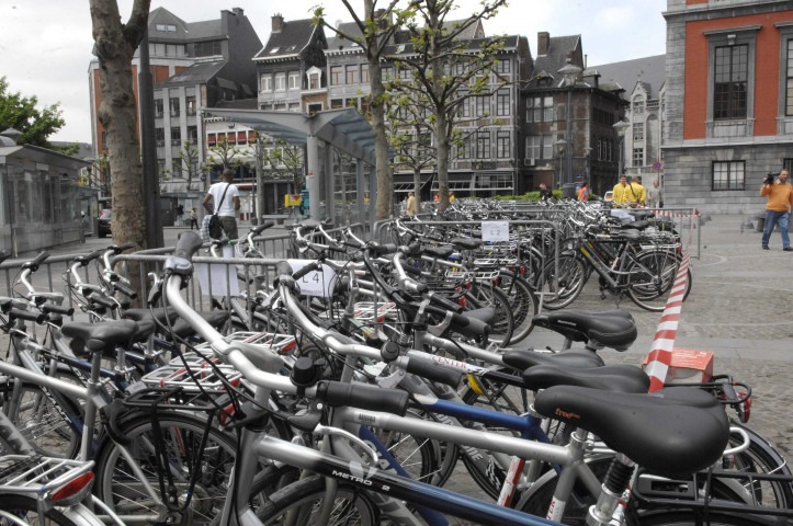 Liège. Hôtel de ville et Centre Mercury à Wandre. Journée vélo en présence du bourgmestre, M. De Meyer.