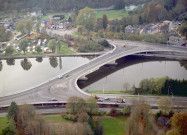 Yvoir. Pont sur la Meuse entre les RN92, 96 et 971.