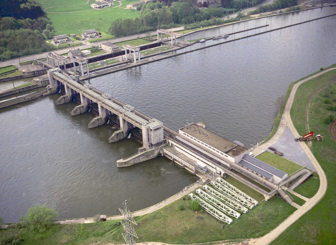 Ampsin-Neuville. Pont-barrage.