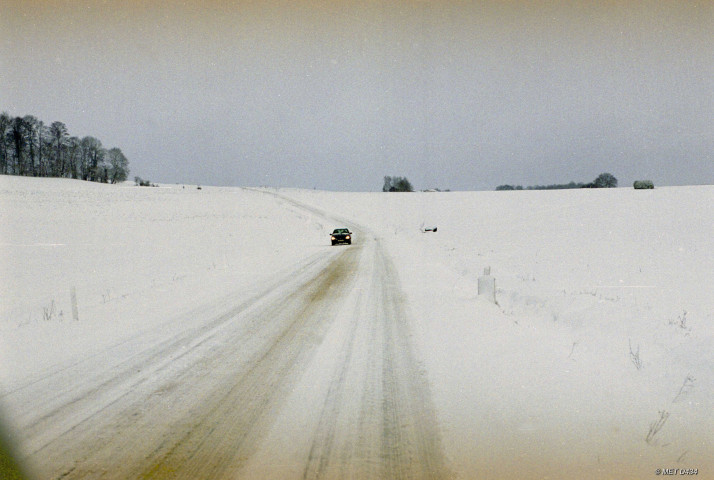 Hamois. Natoye. Service d'hiver. Route communale enneigée.