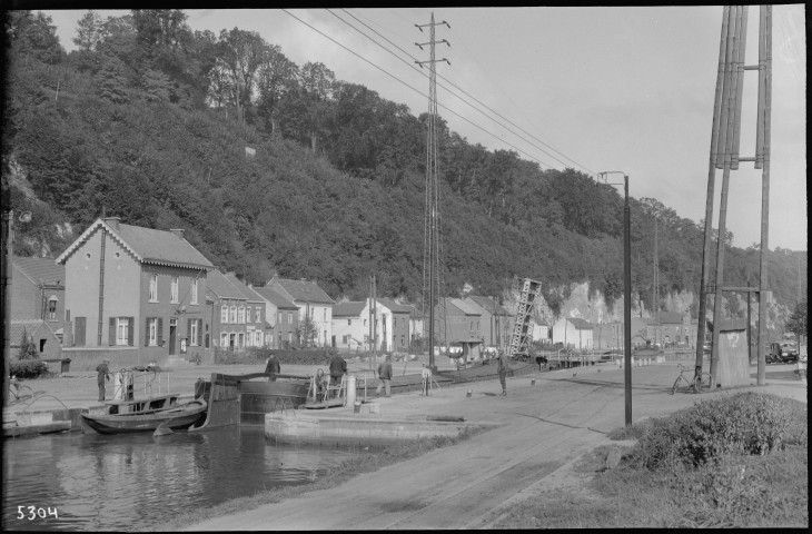 Petit-Lanaye. Écluse n° 4 et quai de la douane du Canal de Liège-Maestricht.