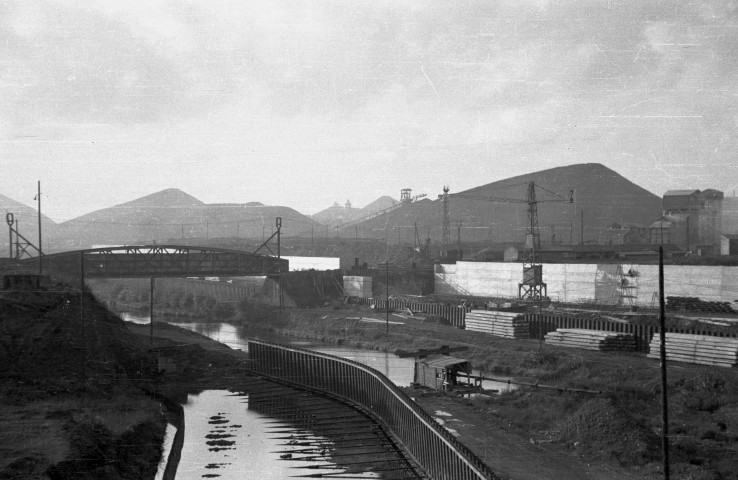 Dampremy. Chantier sur le Canal de Charleroi.