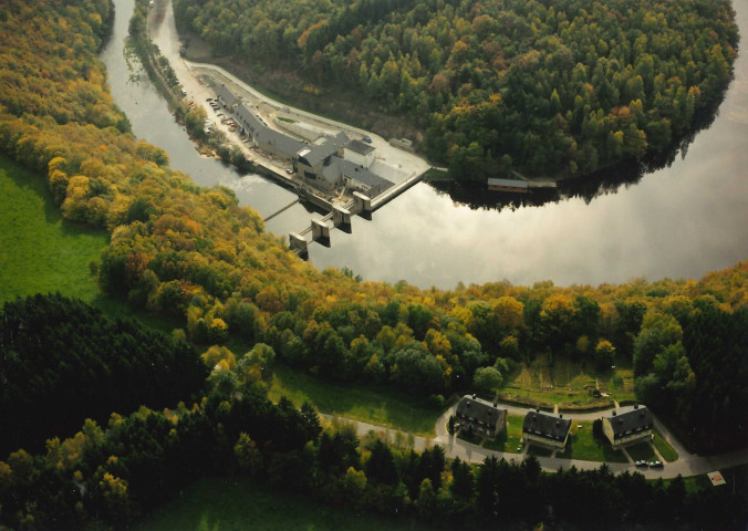 Houffalize. Nadrin. Installations du barrage de "Nisramont" sur l'Ourthe.