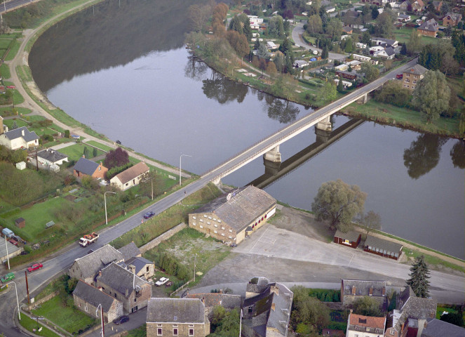 Godinne. Pont sur la Meuse entre les RN92 et 947.