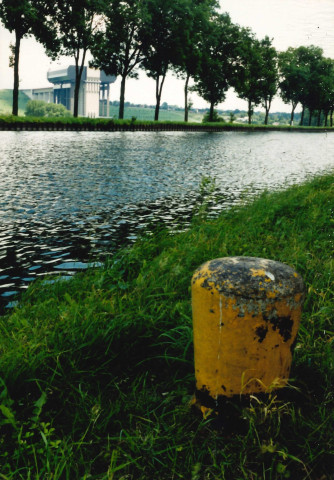 Le Roeulx. Strépy-Thieu. Ascenseur moderne et canal à 1350 tonnes.