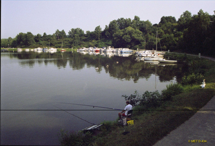 Ittre. Canal Charleroi-Bruxelles. Port de plaisance.