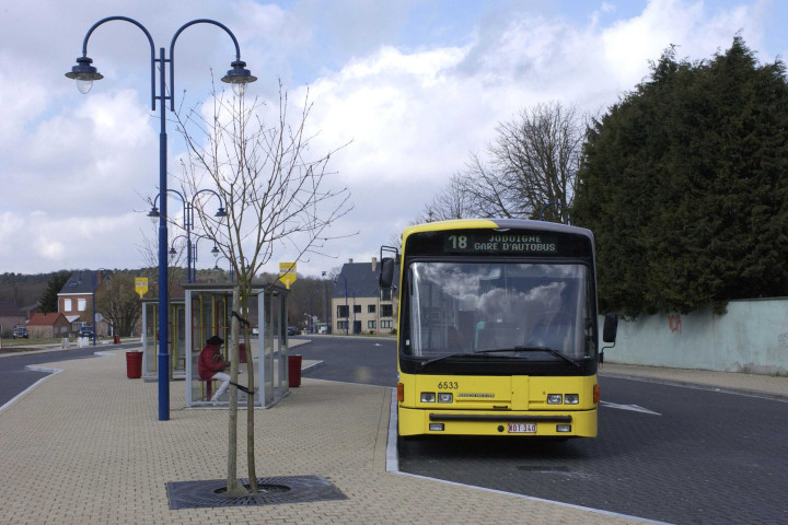 Beauvechain. Hamme-Mille. Espace réservé aux bus et taxis.