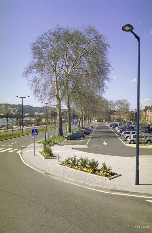Namur. Plaine Saint-Nicolas. Aménagements urbains. Marquage sol-mobiliers et sécurité des personnes à mobilité réduite.