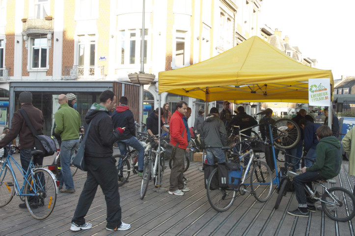 Namur. Place d'Armes. Fête de la réparation du vélo.