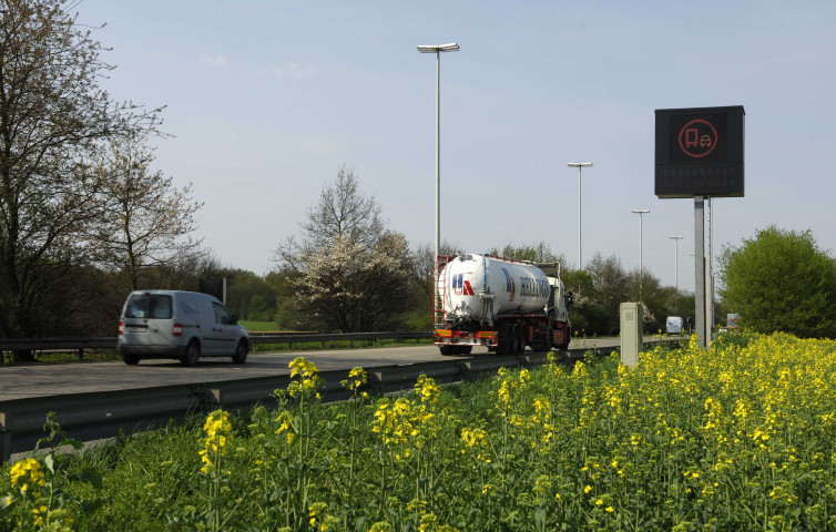 Andenne. Landenne. Panneaux à messages variables sur l'autoroute E42.