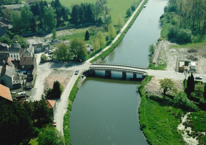 Merbes-le-Château. Le pont-route.