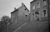 Bouvignes-sur-Meuse. Maisons éclusières endommagées par la guerre.