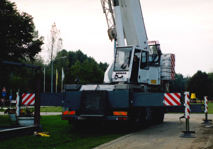 Braine-le-Comte. Ronquières. Plan incliné. Ascenseurs panoramiques. Mise en place d'une cage.