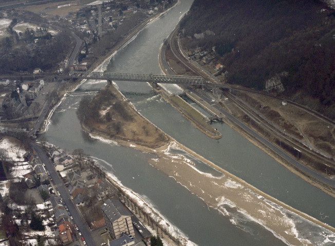 Anseremme à Anhée. Glaçons sur la Meuse.