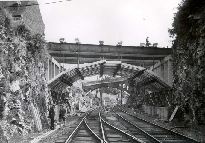 Construction d'un pont sur les voies du chemin de fer