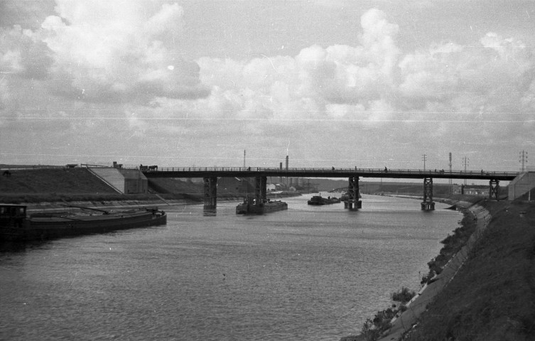 Haccourt. Pont provisoire sur le Canal Albert.