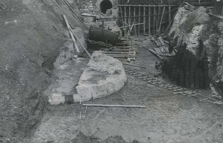 Construction des murs de quai, vestiges des anciennes tours du Pont des trous