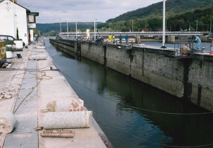 Namur. Dave. Ecluse no 8 de Tailfer. Forage de nouveaux bollards.