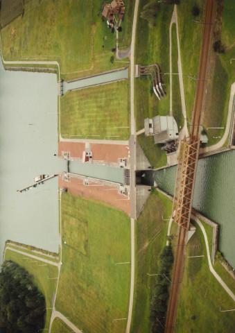 Bernissart. Pommeroeul. Ecluse sur la Haute-Sambre.;
