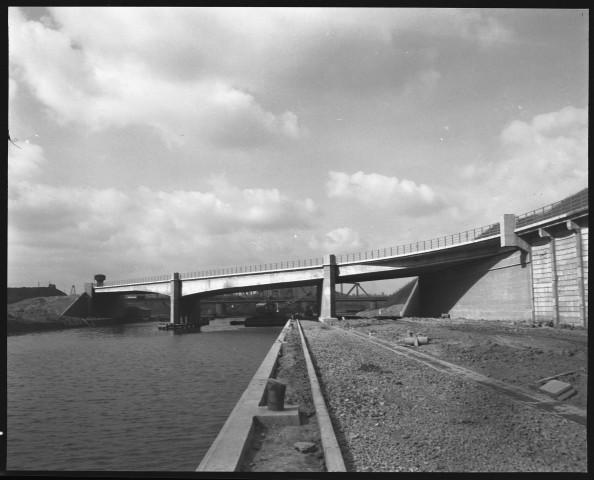 Dampremy. Nouveau pont sur le Canal de Charleroi.