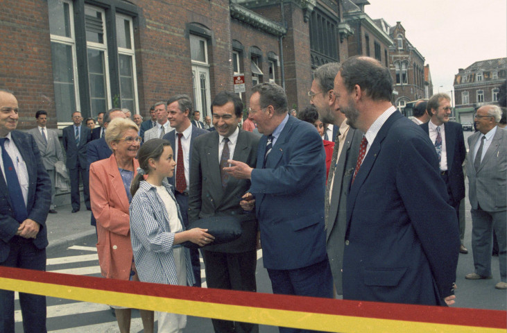 Waremme. Inauguration de la nouvelle gare des bus par André Baudson, ministre des Transports, et Guy Coëme, vice-premier ministre et ministre des Communications et des Entreprises publiques.