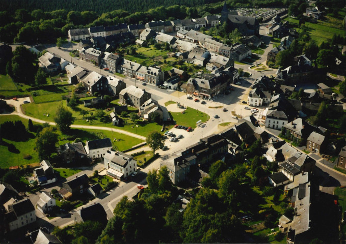 Herbeumont. La traversée de la localité par la RN 884.