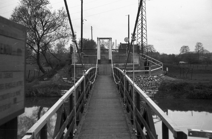 Roselies. Passerelle sur la Sambre.