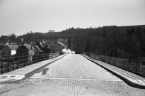 Hastière. Pont provisoire sur la Meuse.