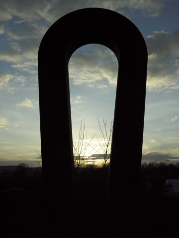 Aubange. Giratoire des trois frontières "l'Aimant" (Acier Corten). Vue de nuit.