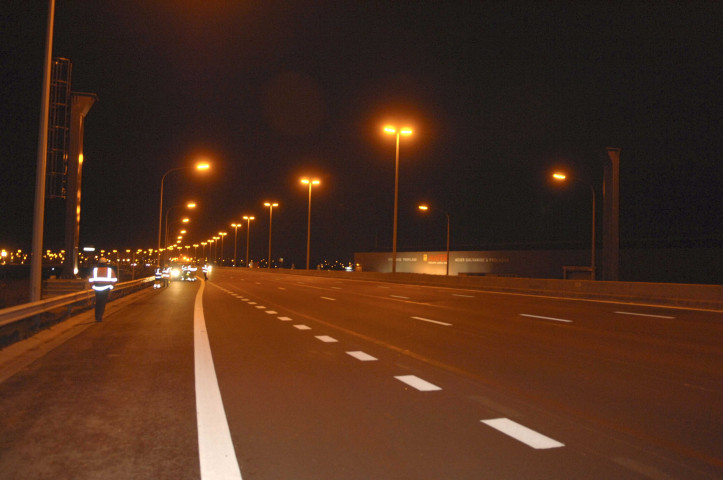 Ans. Loncin. Placement d'un nouveau portique de nuit.