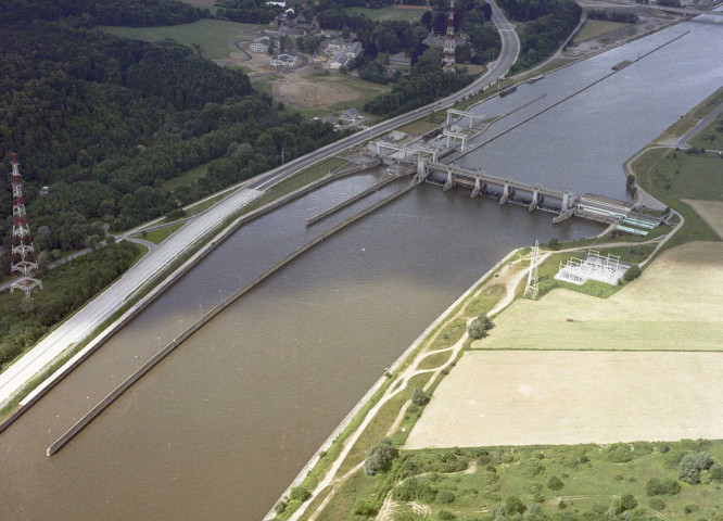 Ampsin-Neuville. La Meuse.