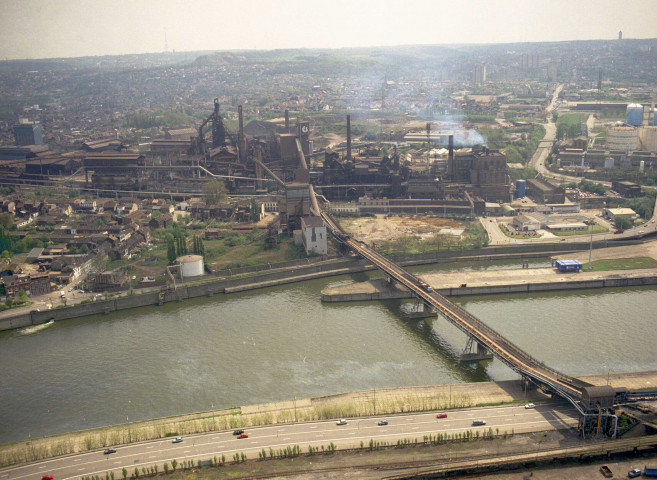 Flémalle et Seraing. Pont ferroviaire sur la ligne 125A et installations sidérurgiques.