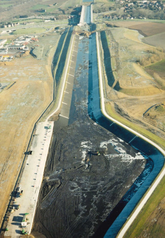 La Louvière. Houdeng-Aimeries. Porte de garde du canal à grand gabarit.