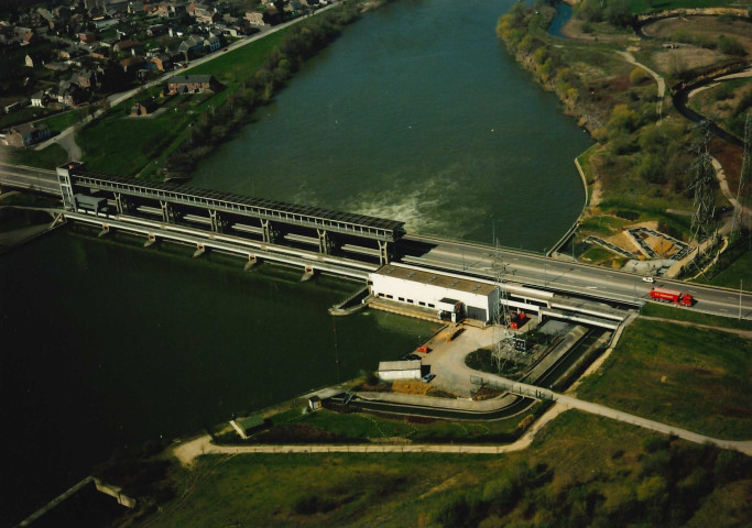 Visé. Lixhe. Pont-route au barrage électrique.