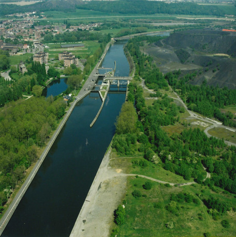 Aiseau-Presles. Roselies. Barrage-écluse n° 13 sur la Basse-Sambre.