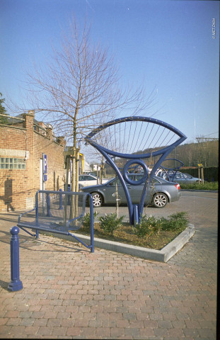 Court-Saint-Etienne. Place. Aménagements urbains.