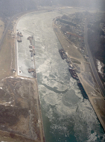 Marche-les-Dames à Namêche. Glaçons sur la Meuse.