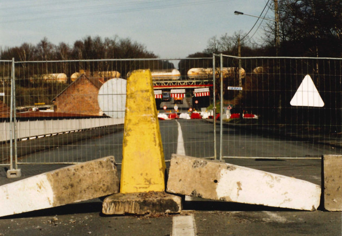 Saint-Ghislain. Tertre. Démolition d'un ancien pont entre Nimy et Blaton sur le canal à 1350 tonnes.